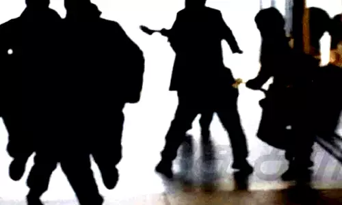 வீட்டை சூறையாடிய கும்பல்