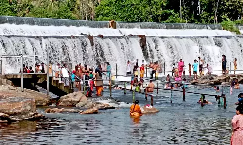 கொடிவேரியில் குளித்து மகிழ்ந்த சுற்றுலா பயணிகள்