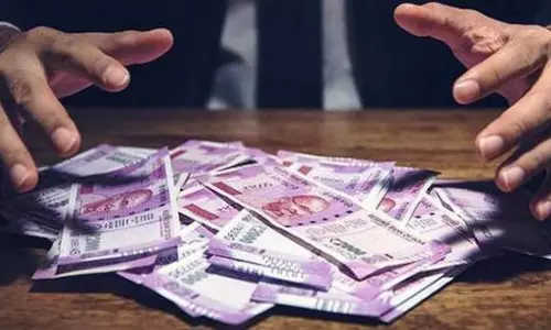 ரயில்வே ஊழியர் மனைவியிடம் பல லட்சம் மோசடி