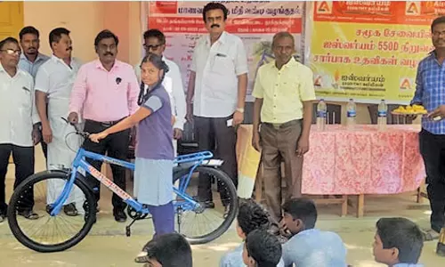 தூத்துக்குடி பள்ளியில் மாணவ- மாணவிகளுக்கு இலவச சைக்கிள்கள்
