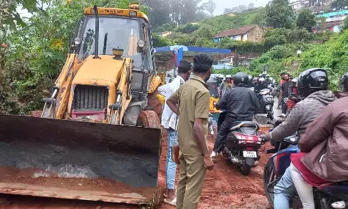 அருவங்காடு பகுதியில் கனமழை கொட்டியது