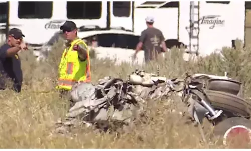 அமெரிக்காவில் சோகம் - விமான சாகசத்தின்போது ஏற்பட்ட விபத்தில் 2 விமானிகள் பலி