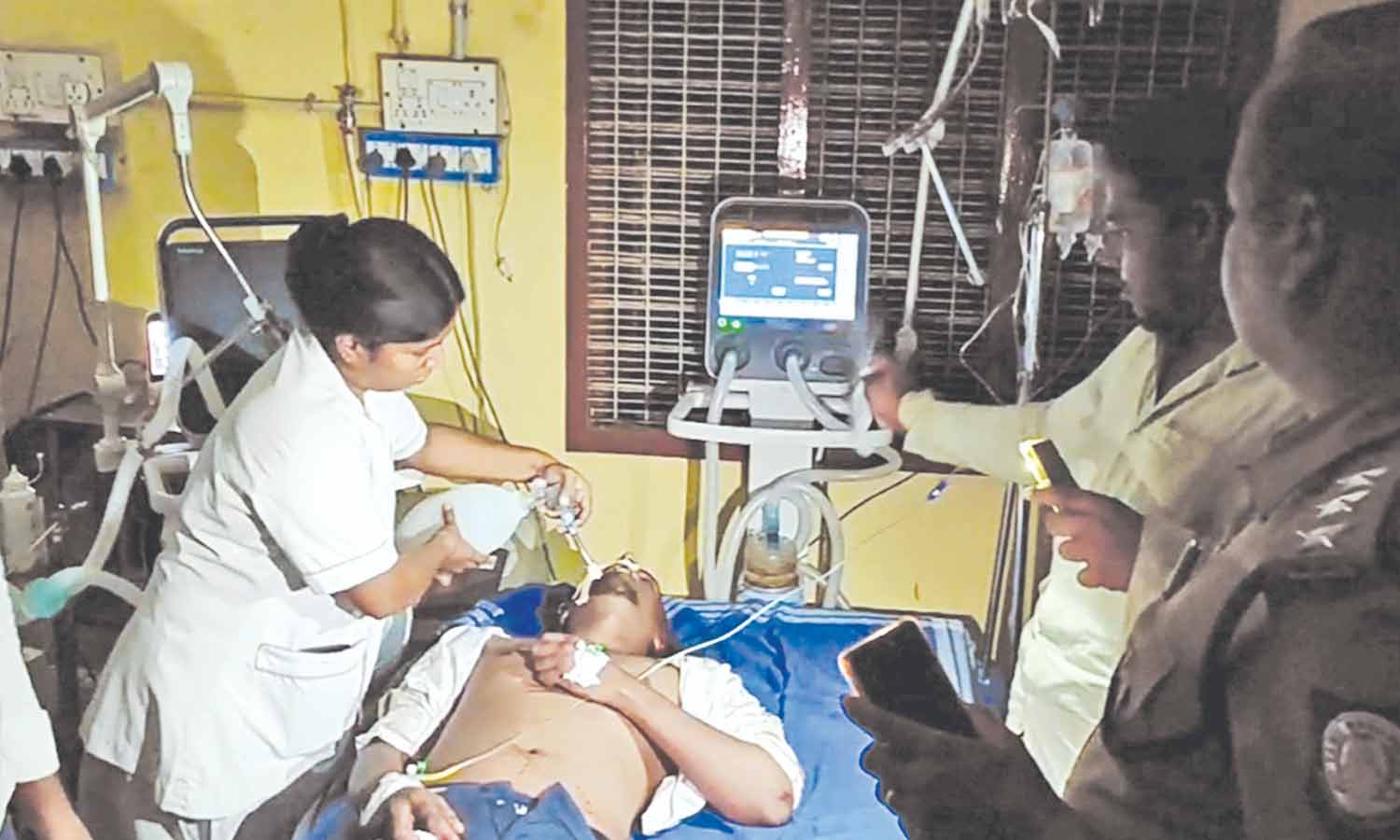 விபத்தில் காயமடைந்தவர்களுக்கு செல்போன் டார்ச் வெளிச்சத்தில் சிகிச்சை அளித்த டாக்டர்கள்: உறவினர்கள் அதிர்ச்சி