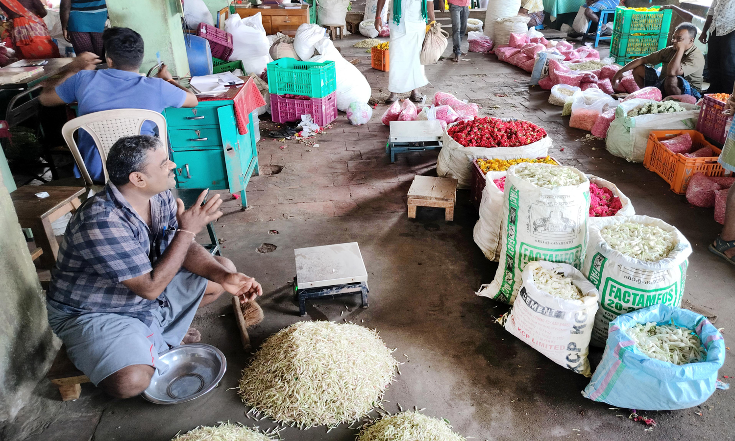 தேவை குறைந்ததால் திண்டுக்கல் பூமார்க்கெட் விற்பனையின்றி வெறிச்சோடியது