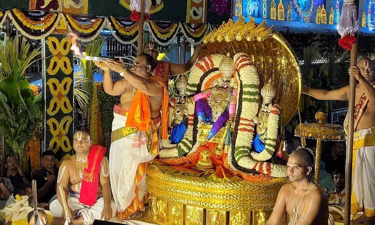 திருப்பதி பிரமோற்சவ விழாவில் சின்னசேஷ வாகனத்தில் ஏழுமலையான் பவனி