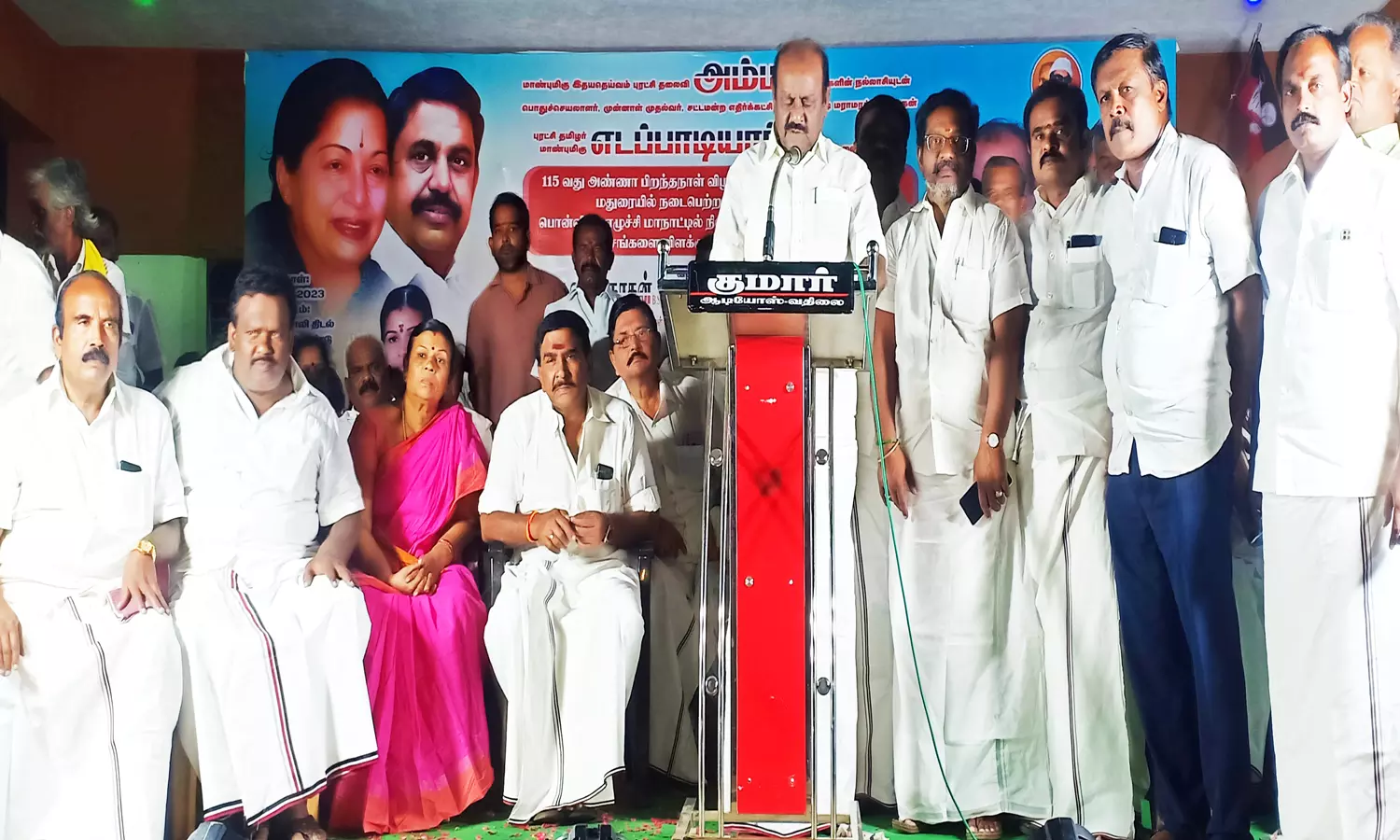 முன்னாள் அமைச்சர் விசுவநாதன் முன்னிலையில் அ.தி.மு.க.வில் இணைந்த 100-க்கும் மேற்பட்ட மாற்றுக்கட்சியினர் முன்னாள் அமைச்சர் விசுவநாதன் முன்னிலையில் அ.தி.மு.க.வில் இணைந்த 100-க்கும் மேற்பட்ட மாற்றுக்கட்சியினர்