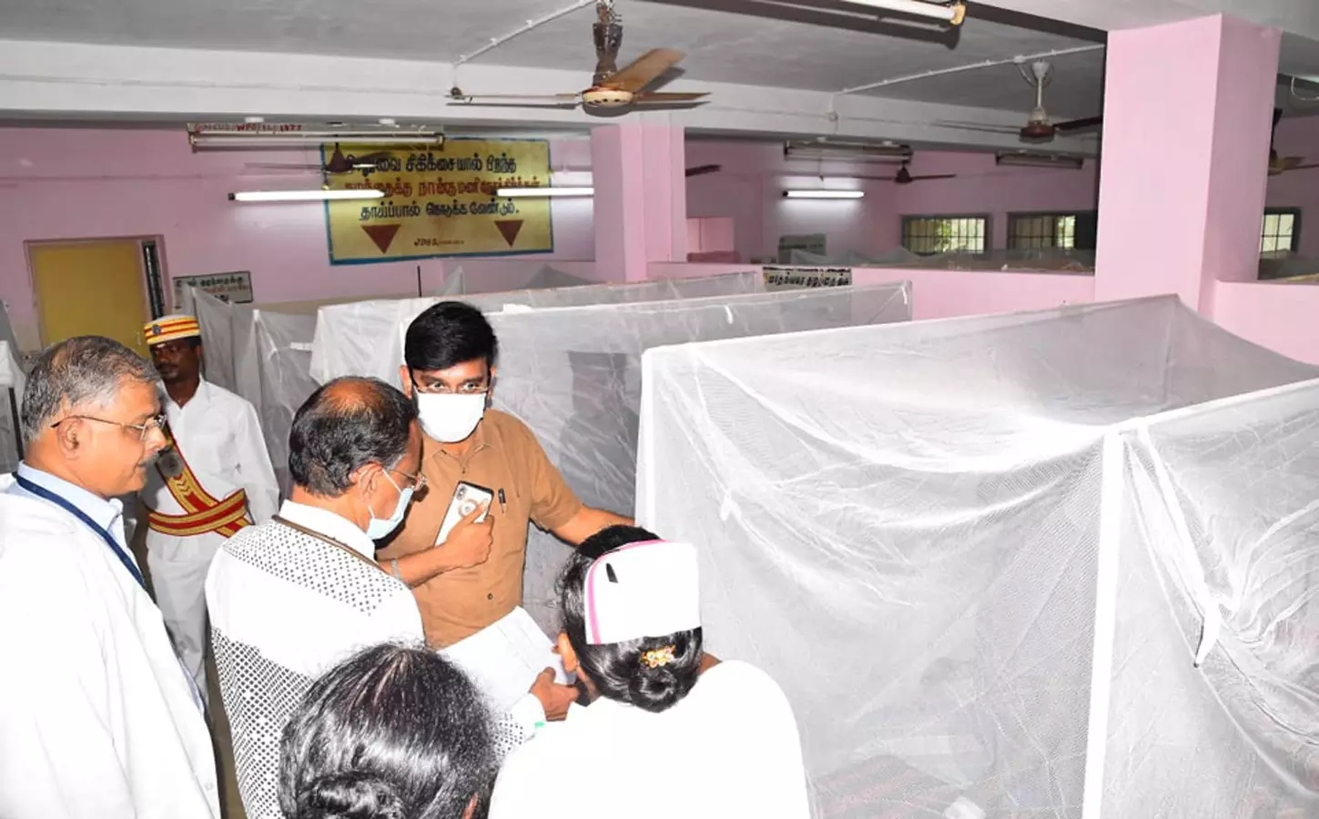 கடலூர் மாவட்டத்தில் 15 பேர் டெங்கு காய்ச்சலால் அனுமதி: கடலூர் அரசு மருத்துவமனையில் கலெக்டர் திடீர் ஆய்வு கடலூர் மாவட்டத்தில் 15 பேர் டெங்கு காய்ச்சலால் அனுமதி: கடலூர் அரசு மருத்துவமனையில் கலெக்டர் திடீர் ஆய்வு