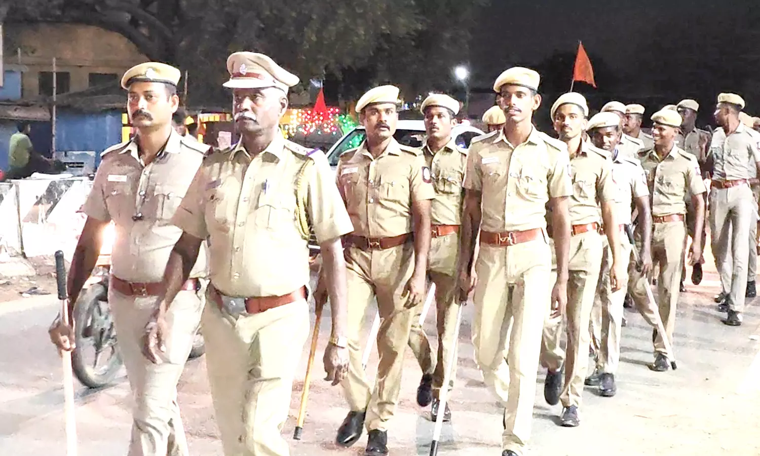 விநாயகர் சதுர்த்தியை முன்னிட்டு சூலூரில் போலீசார் அணிவகுப்பு ஊர்வலம் விநாயகர் சதுர்த்தியை முன்னிட்டு சூலூரில் போலீசார் அணிவகுப்பு ஊர்வலம்