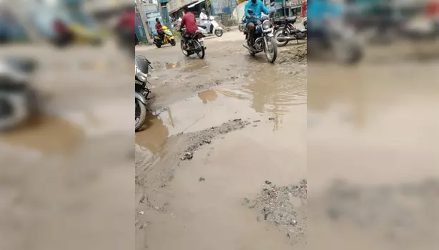 சேலம் கருவாட்டு பாலம் அருகே குண்டும், குழியுமான சாலையால் பொதுமக்கள் அவதி சேலம் கருவாட்டு பாலம் அருகே குண்டும், குழியுமான சாலையால் பொதுமக்கள் அவதி