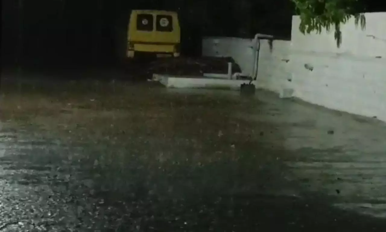 தருமபுரி, கிருஷ்ணகிரி மாவட்டத்தில் பரவலாக மழை கொட்டி தீர்த்தது தருமபுரி, கிருஷ்ணகிரி மாவட்டத்தில் பரவலாக மழை கொட்டி தீர்த்தது