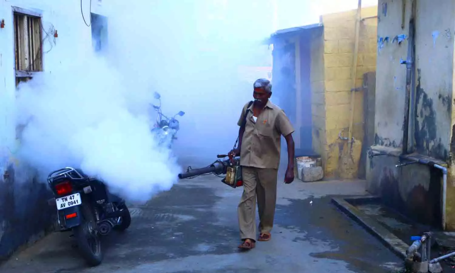 டெங்கு காய்ச்சலை தடுக்க திருப்பூர் மாநகராட்சி பகுதிகளில் மருந்துகள் தெளிக்கும் பணி தீவிரம் டெங்கு காய்ச்சலை தடுக்க திருப்பூர் மாநகராட்சி பகுதிகளில் மருந்துகள் தெளிக்கும் பணி தீவிரம்