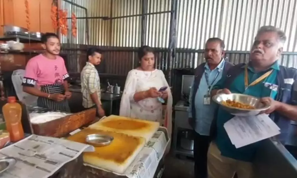 சவர்மா சாப்பிட்ட சிறுமி பலியான சம்பவம் எதிரொலி: ஓட்டல்கள், சிக்கன் கடைகளில் அதிகாரிகள் திடீர் ஆய்வு சவர்மா சாப்பிட்ட சிறுமி பலியான சம்பவம் எதிரொலி: ஓட்டல்கள், சிக்கன் கடைகளில் அதிகாரிகள் திடீர் ஆய்வு