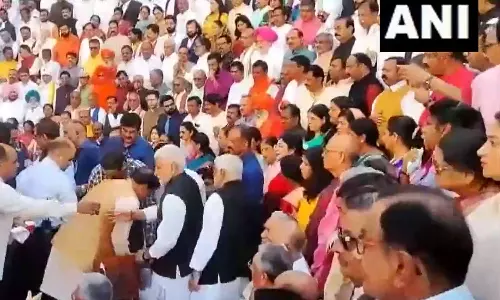 பாராளுமன்ற உறுப்பினர்களுடன் பிரதமர் மோடி குரூப் போட்டோ