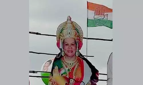 சோனியா காந்தியை அம்மனாக சித்தரித்து கட்-அவுட், போஸ்டர்- சனாதன தர்மத்துக்கு எதிரானது என பா.ஜ.க. ஆவேசம்