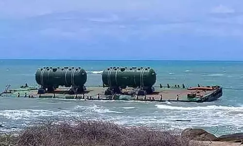 கூடங்குளத்தில் தரை தட்டிய மிதவை கப்பலில் இருந்து, நீராவி ஜெனரேட்டர்களை மீட்க தொடரும் போராட்டம்