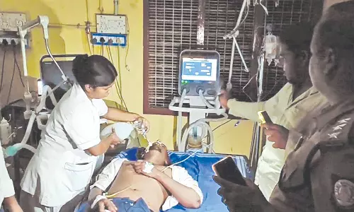 விபத்தில் காயமடைந்தவர்களுக்கு செல்போன் டார்ச் வெளிச்சத்தில் சிகிச்சை அளித்த டாக்டர்கள்: உறவினர்கள் அதிர்ச்சி