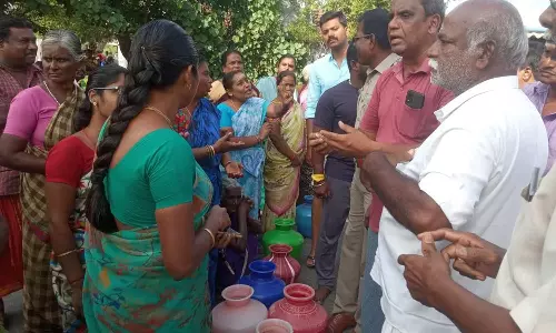 காலி குடங்களுடன் பொதுமக்கள் சாலை மறியல்- சீரான குடிநீர் வழங்க வலியுறுத்தி நடந்தது