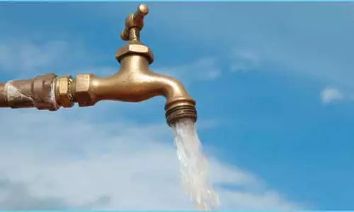 மேல்நிலை தொட்டிக்கு செல்லும் தண்ணீரை மோட்டார் வைத்து திருடும் தனிநபர்கள்