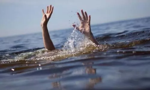 மழைநீர் தேங்கிய பள்ளத்தில் கார் கவிழ்ந்து விபத்து: நான்கு பேர் உயிரிழப்பு