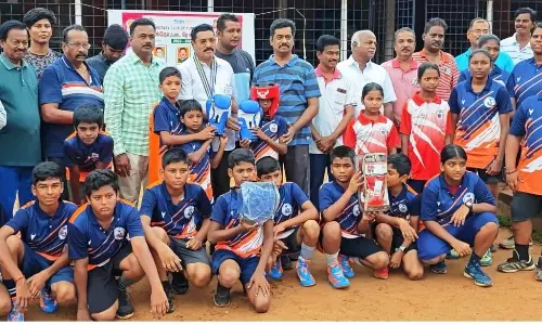 குத்துச்சண்டை பயிற்சி பெறும் மாணவ, மாணவிகளுக்கு உதவி