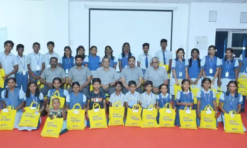 பள்ளி மாணவ, மாணவிகளுக்கு இலவச சீருடைகள்