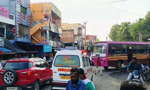 திட்டக்குடியில் போக்குவரத்து நெரிசலில் சிக்கி தவிக்கும் ஆம்புலன்ஸ : போக்குவரத்து போலீசாரை நியமிக்க பொதுமக்கள் வலியுறுத்தல்