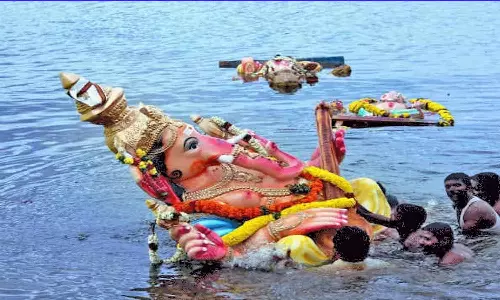 சாமளாபுரம் குளத்தில் விநாயகர் சிலைகள் கரைப்பு