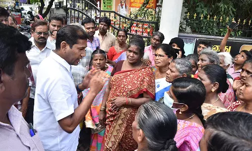 மகளிர் உரிமைத் தொகை கேட்டு பெண்கள் சாலை மறியல்