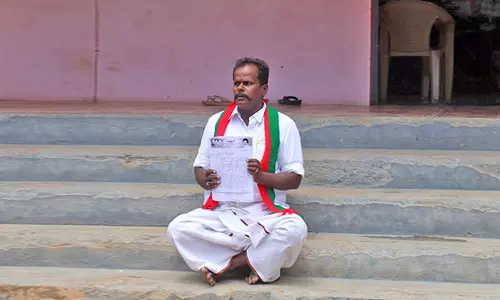 நெல்லை அருகே பஞ்சாயத்து அலுவலகம் முன்பு கவுன்சிலர் தர்ணா போராட்டம்