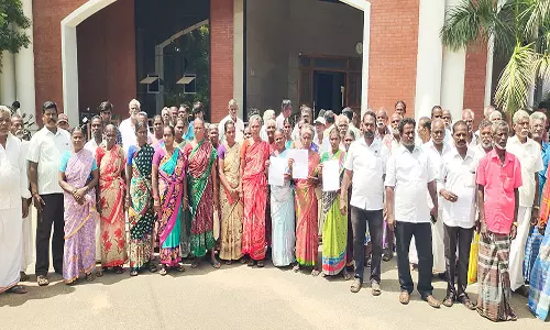 மும்முடிசோழகன் கிராம மக்களுக்கு 10 சென்ட் வீட்டு மனையுடன் 2 ஏக்கர் நிலம் வழங்க வேண்டும்: கலெக்டரிடம் கோரிக்கை மனு