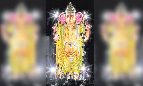 32 அடி உயர அத்திமர விநாயகர் சிலை ஊர்வலம்