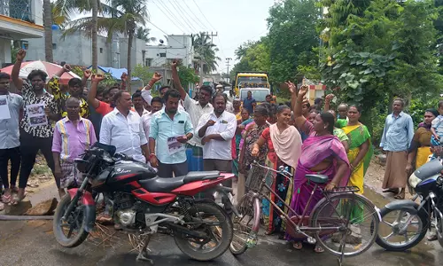 முத்துநாயக்கன்பட்டி செல்லும் சாலையில் கழிவுநீர் கால்வாய் அமைக்க கோரி பொதுமக்கள் போராட்டம்