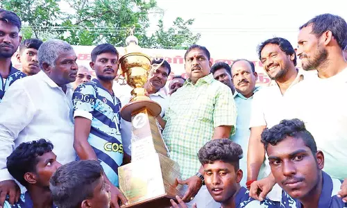 கைப்பந்து போட்டியில் வெற்றி பெற்ற அணிகளுக்கு பரிசு கோப்பை