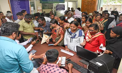 இ-சேவை முடங்கியதால் தாலுகா அலுவலகத்தை முற்றுகையிட்ட பெண்கள்