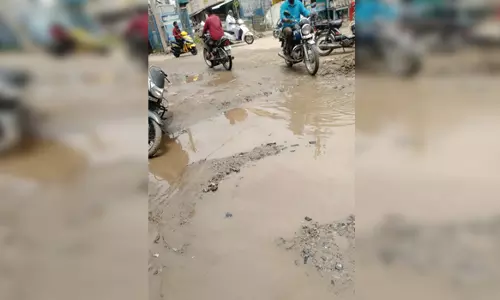 சேலம் கருவாட்டு பாலம் அருகே குண்டும், குழியுமான சாலையால் பொதுமக்கள் அவதி