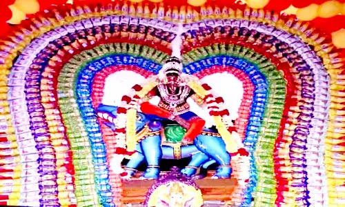 1008 பிஸ்கட் பாக்கெட்டுகளால் அலங்கரிக்கப்பட்ட விநாயகர்