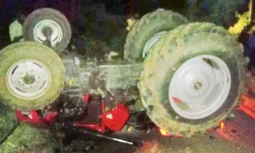 டிராக்டர் கவிழ்ந்து விவசாயி படுகாயம்