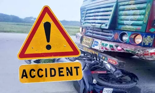 லாரி மீது பைக் மோதி 2 மாணவர்கள் பலி