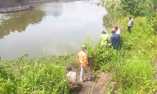 கோட்டை அகழியில் போர்வையில் கட்டி வீசப்பட்ட பிணம் மீட்பு