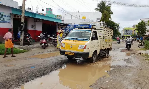 குண்டும், குழியுமாக உள்ள  தார்சாலையை சீரமைக்க கோரிக்கை