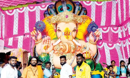 கண்களை சிமிட்டியும், காதுகளை அசைத்தும்   பக்தர்களுக்கு காட்சி தரும் பாலபூர் விநாயகர்