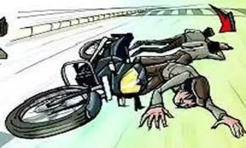 மோட்டார் சைக்கிள்கள் நேருக்குநேர் மோதி  அழகு நிலையம் கடை உரிமையாளர் சாவு