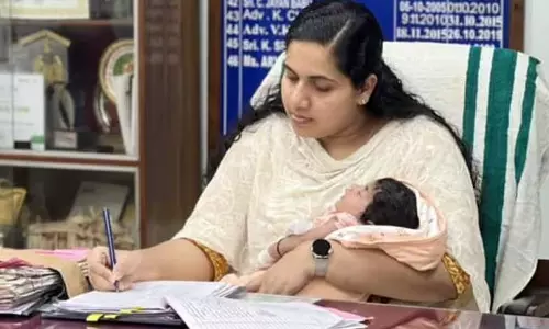 கைக்குழந்தையுடன் அலுவலகம் வந்து பணி செய்த பெண் மேயர்