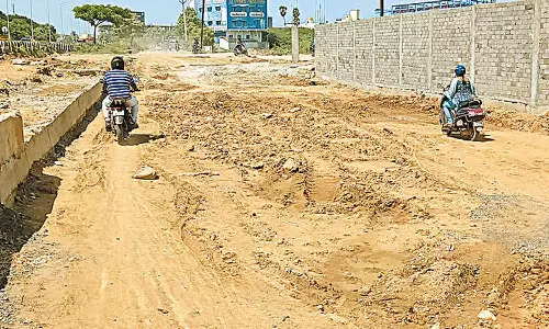 பரணிபுத்தூர் சர்வீஸ் சாலையை சீரமைக்க வேண்டும்- பொதுமக்கள் கோரிக்கை