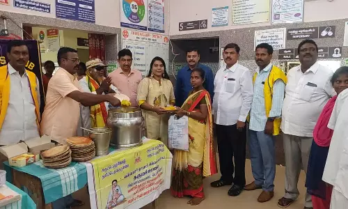 பொன்னேரி- அரிமா சங்கம் சார்பில் கர்ப்பிணிகளுக்கு அறுசுவை உணவு