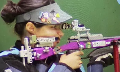 உலக கோப்பை துப்பாக்கிச் சுடுதல் போட்டி - அறிமுக போட்டியில் வெள்ளி வென்ற இந்திய வீராங்கனை