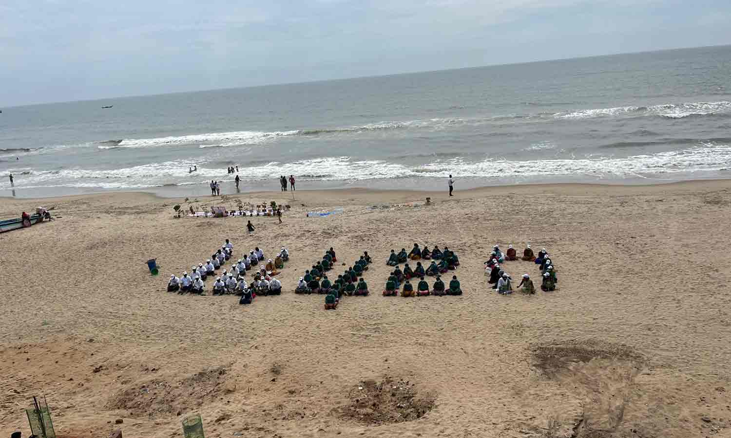 தூய்மை பணியாளர்கள் கடற்கரையில் அமர்ந்து விழிப்புணர்வு