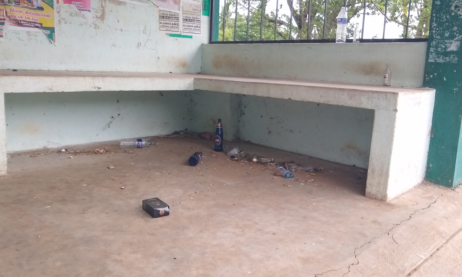 மயிலாடும்பாறை அருகே மதுபாராக மாறிய நிழற்குடை; குடிமகன்கள் அட்டகாசம்