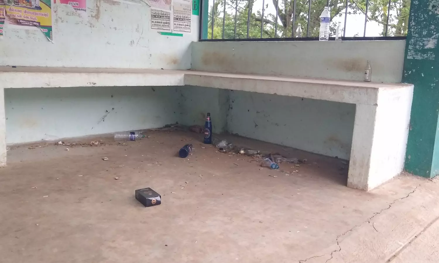 மயிலாடும்பாறை அருகே மதுபாராக மாறிய நிழற்குடை; குடிமகன்கள் அட்டகாசம் மயிலாடும்பாறை அருகே மதுபாராக மாறிய நிழற்குடை; குடிமகன்கள் அட்டகாசம்