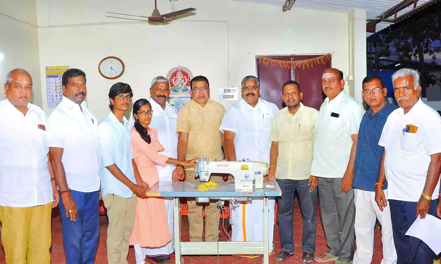 திருப்பூர் மாவட்ட கபடி கழகம் சார்பில் - அரசு கல்லூரி மாணவிக்கு தையல் எந்திரம் திருப்பூர் மாவட்ட கபடி கழகம் சார்பில் - அரசு கல்லூரி மாணவிக்கு தையல் எந்திரம்